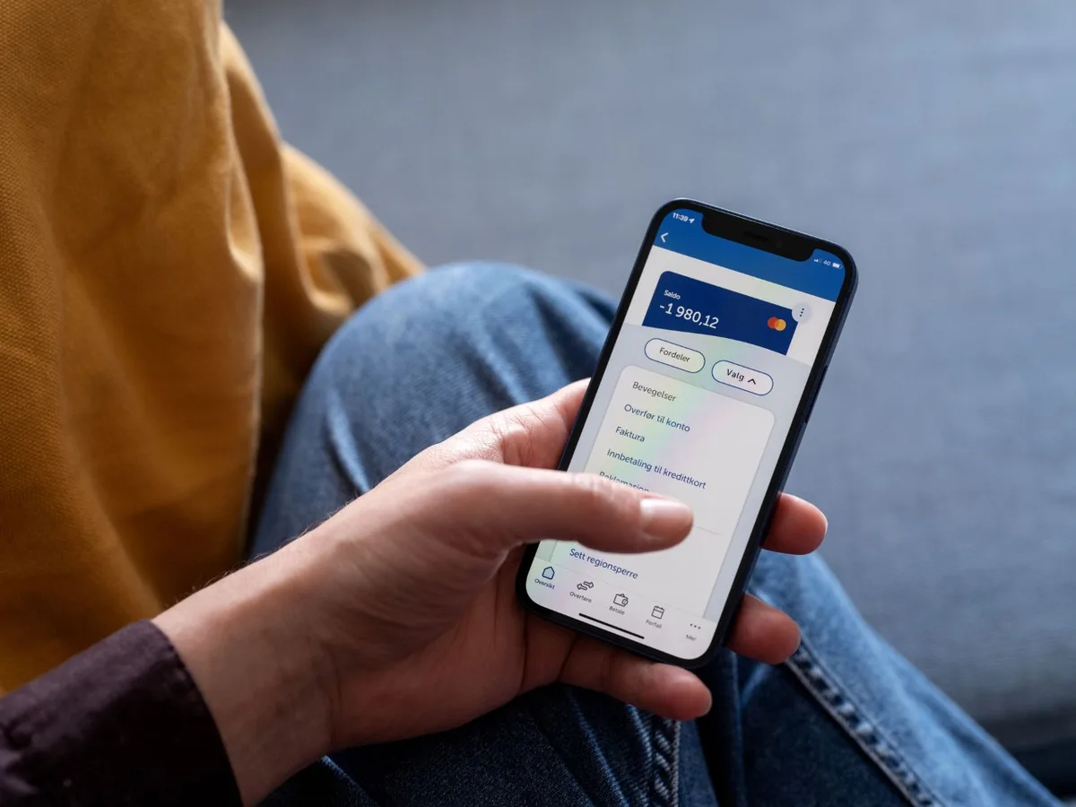 Mobilbanken viser et kredittkort med menyvalget Sett regionsperre