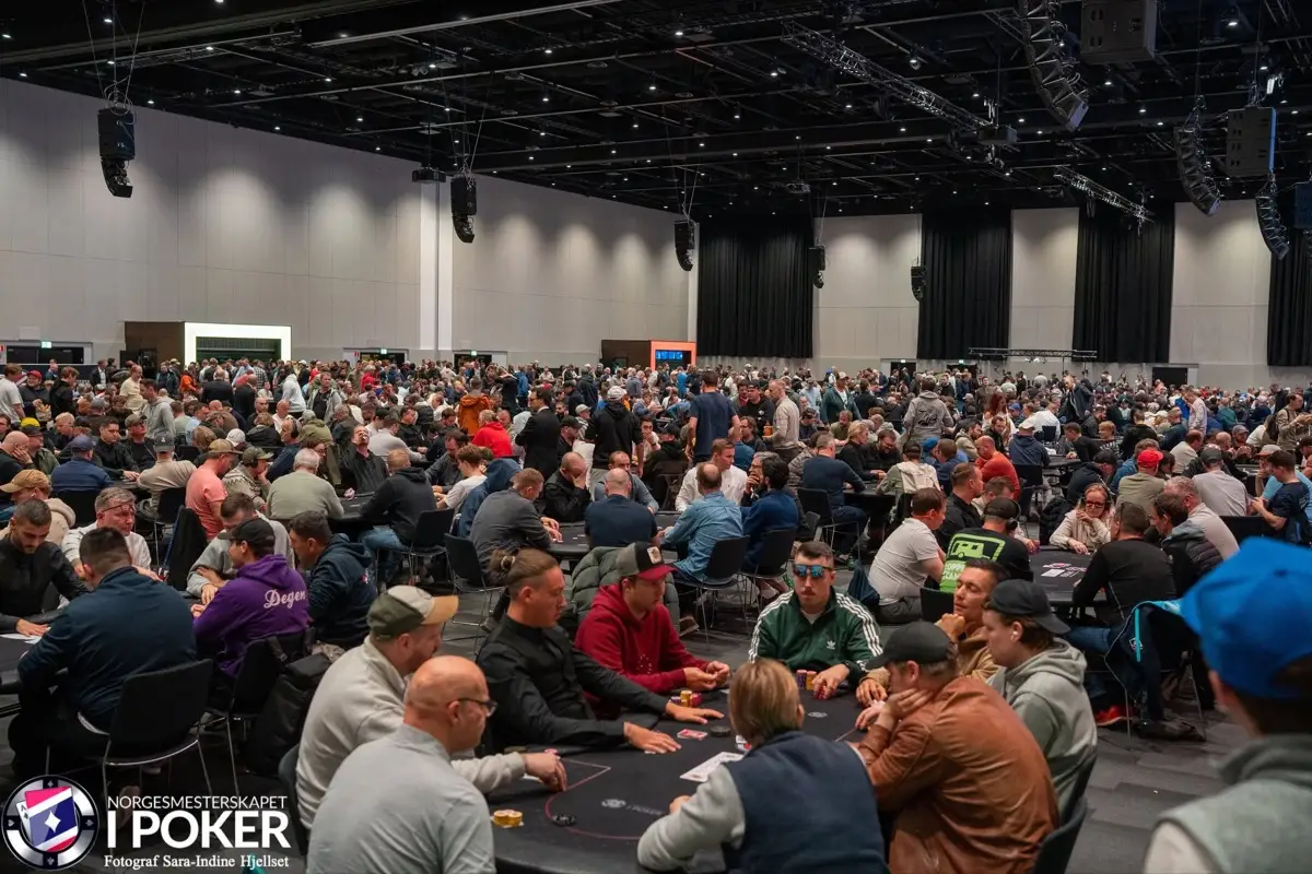 Oversiktsbilde av det store pokerrommet på Thon Congress Gardermoen med flere hundre spillere ved bordene
