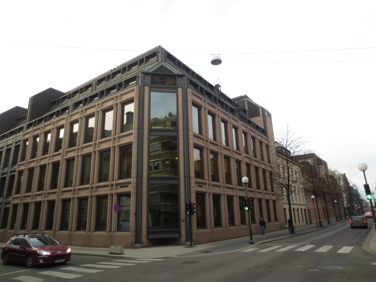 Finanstilsynets kontorbygg i Revierstredet i Oslo, fotografert fra gatehjørnet en grå dag
