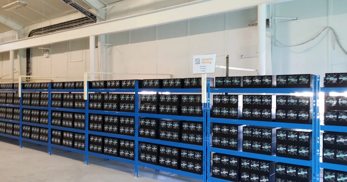 Lange rekker av utvinningsmaskiner på blå metallhyller i et datasenter