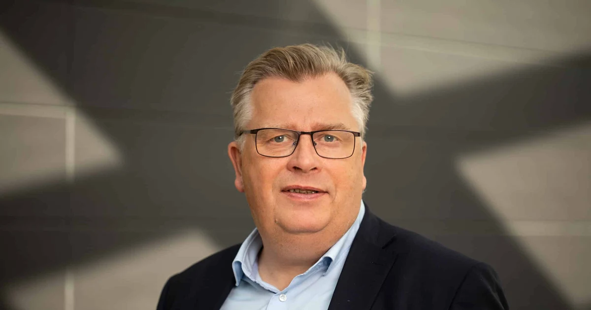 Atle Hamar, direktør i Lotteri- og stiftelsestilsynet, fotografert mot en grå vegg