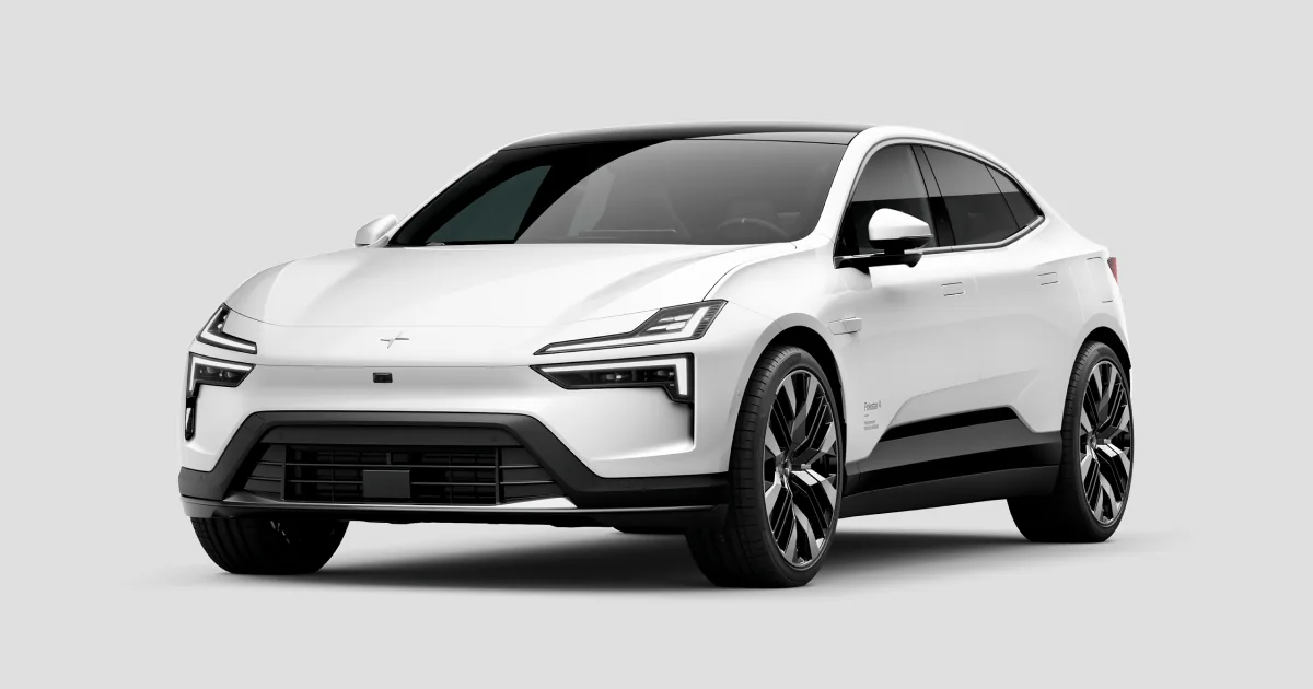 Polestar 4 coupé i hvit lakk sett skrått forfra, med taklinjen som skråner bakover