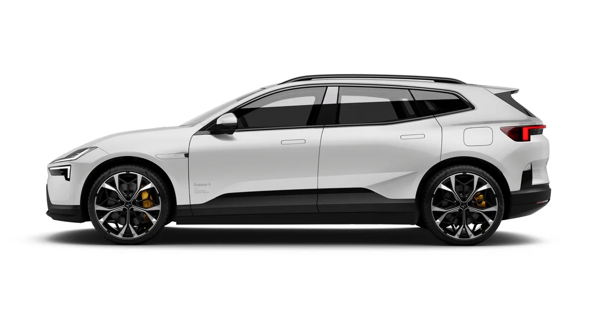 Polestar 4 SUV i hvit lakk sett rett fra siden, med rett taklinje og takrails i full lengde
