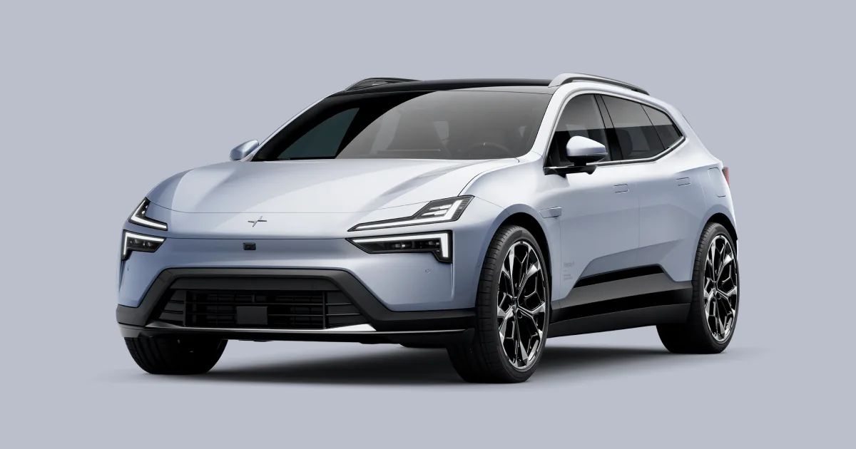 Polestar 4 SUV sett skrått forfra i lys sølvblå lakk mot en grå bakgrunn
