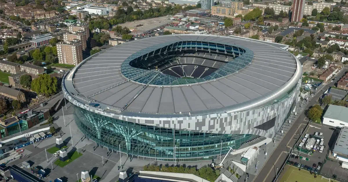 Tottenham Hotspur Stadium sett fra lufta, omgitt av boligkvartaler i Nord-London