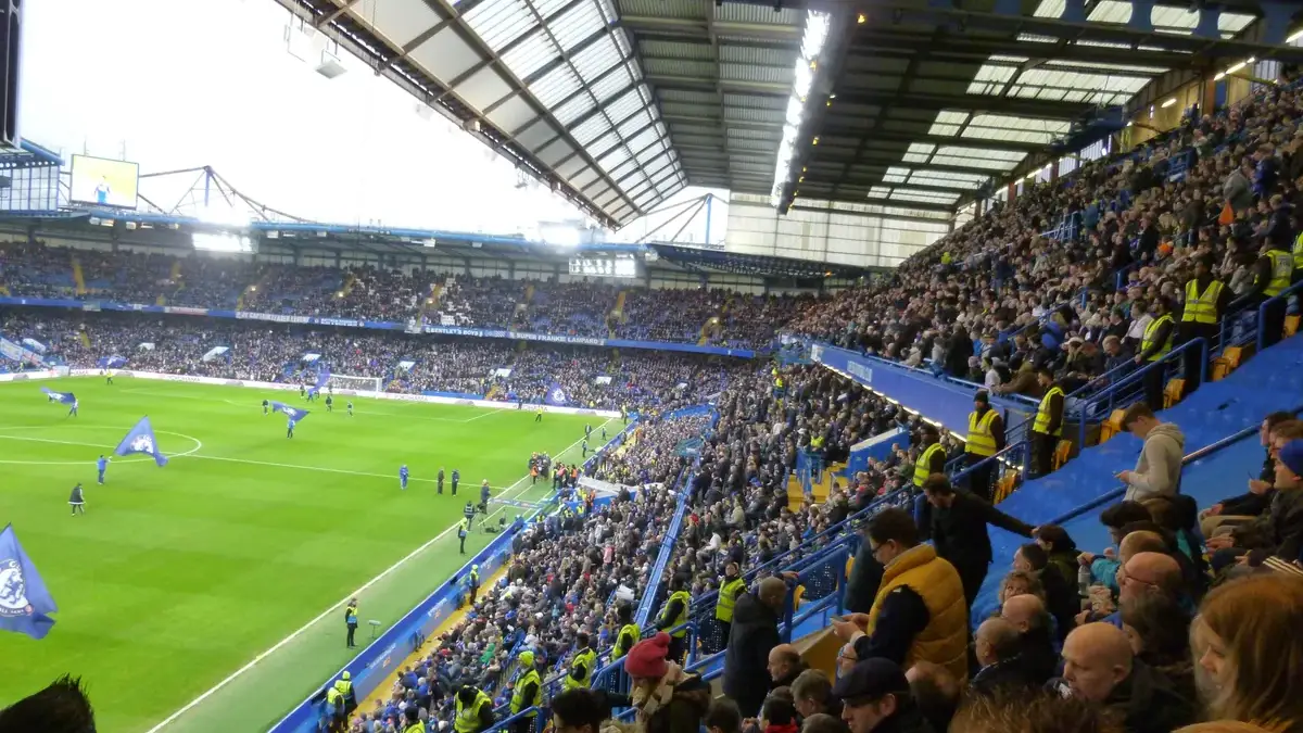 Fullsatt tribune på Stamford Bridge under en Chelsea-kamp, med banen til venstre i bildet
