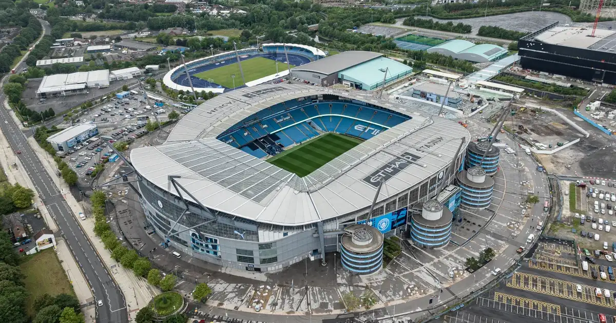Etihad Stadium i Manchester sett ovenfra, med treningsanlegget og byen rundt