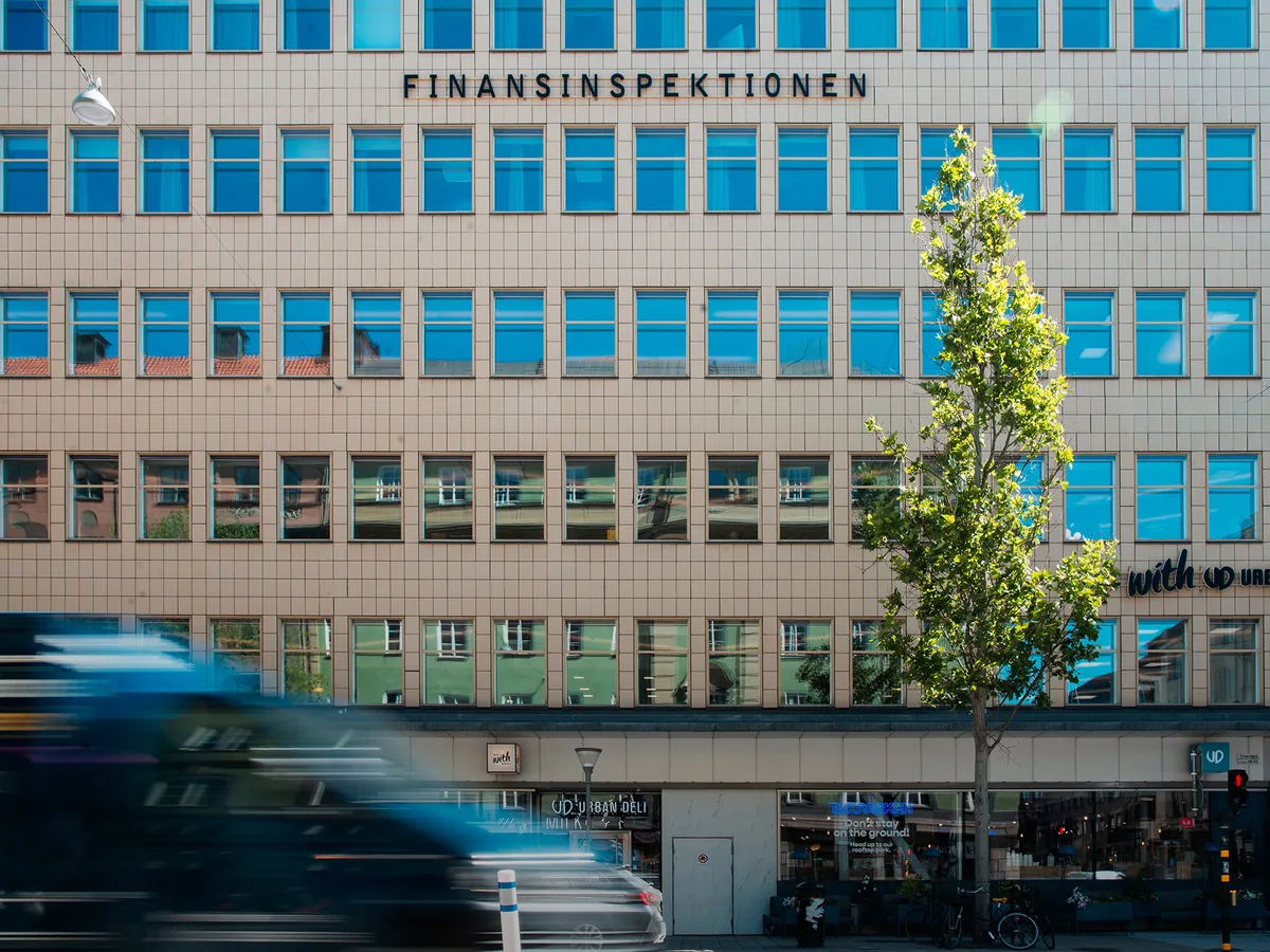 Fasaden til Finansinspektionens kontor i Stockholm med myndighetens navn over vinduene