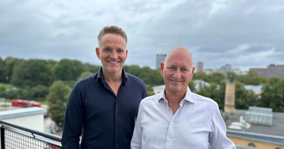Konsernsjefene Jan Erik Kjerpeseth og Geir Bergskaug fotografert sammen da sammenslåingen ble kjent