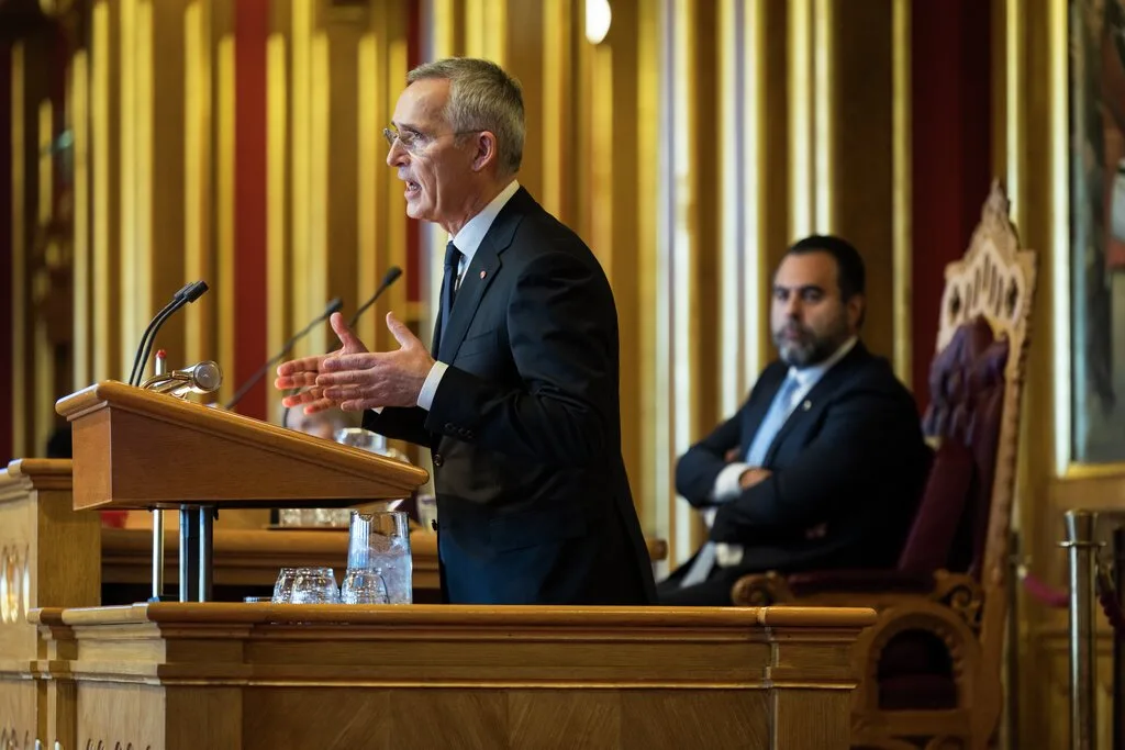 Jens Stoltenberg holder finanstalen fra talerstolen i stortingssalen, med stortingspresidenten sittende bak