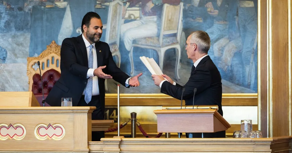 Finansminister Jens Stoltenberg overleverer budsjettforslaget til stortingspresident Masud Gharahkhani i stortingssalen