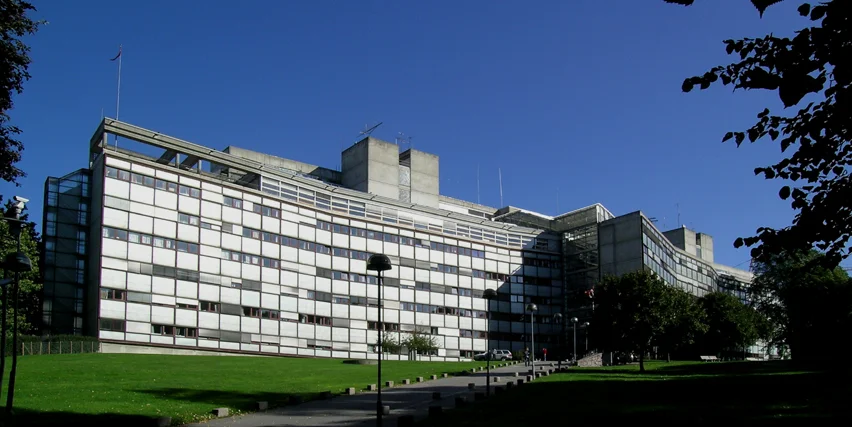 Politihuset på Grønland i Oslo sett fra parken foran bygget