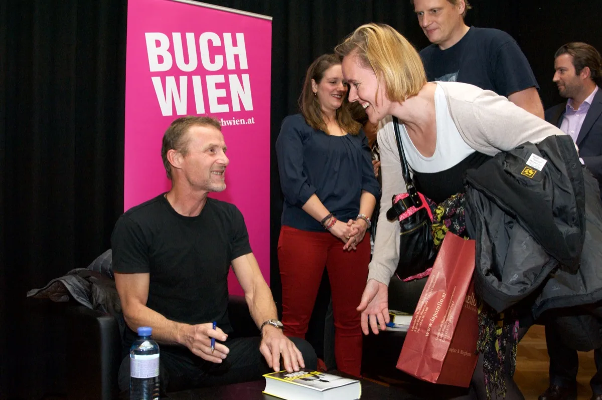 Jo Nesbø signerer bøker for lesere på bokmessen Buch Wien